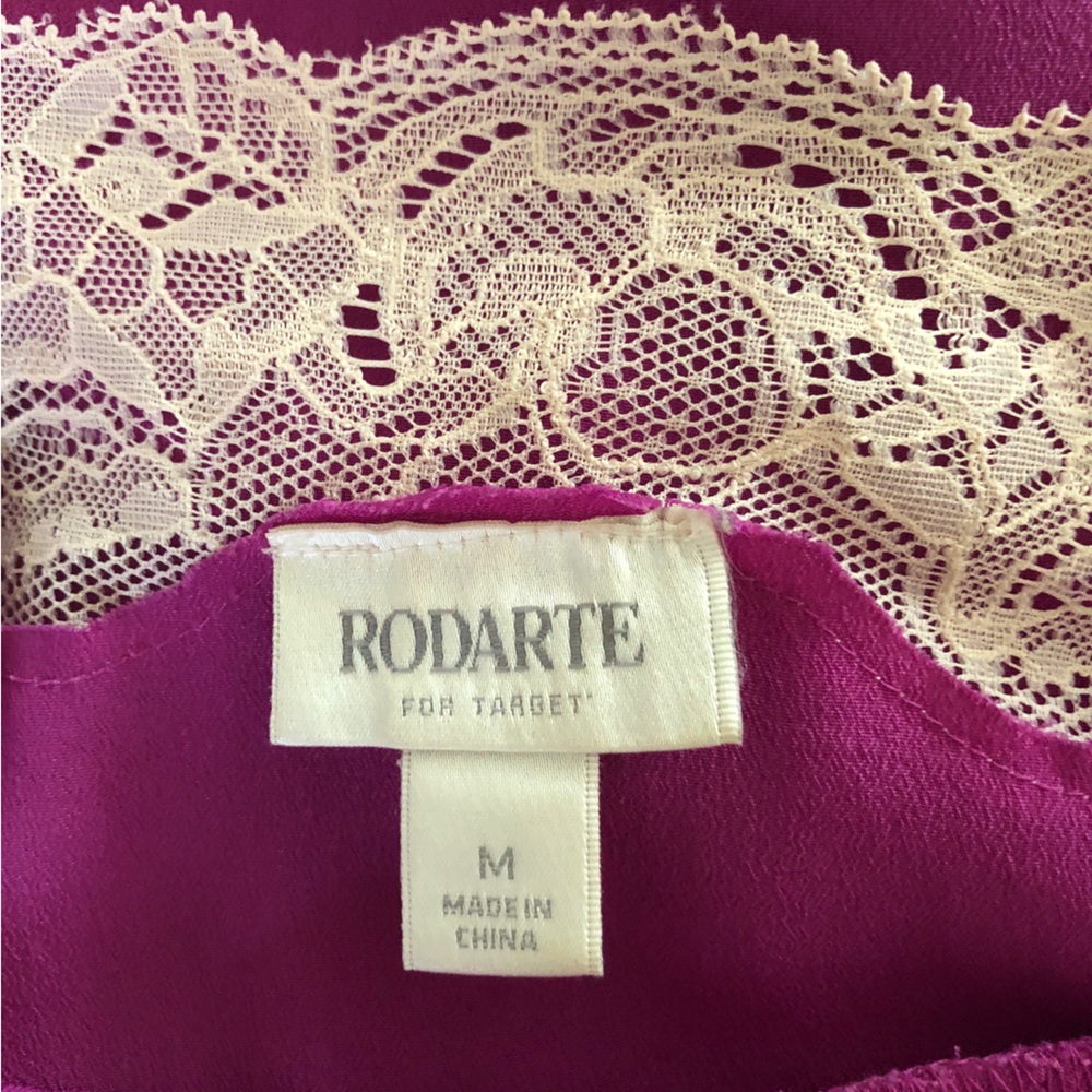 Rouge camisole finished with nude lace.